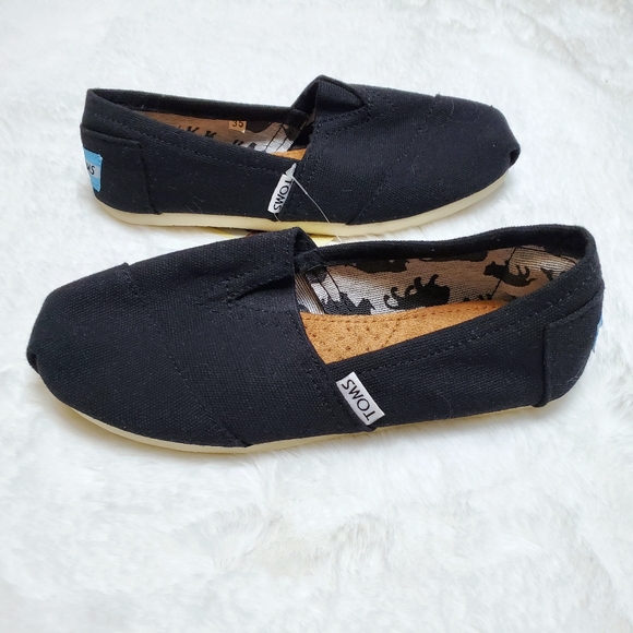 (SOLD) TOMS Animal Print Canvas Slip ons - Picture 3 of 15